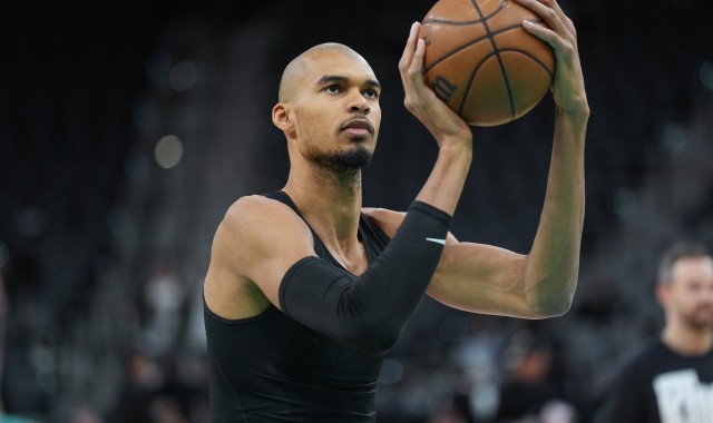 开云app下载-文班是历史上达成赛季场均20+10上场时间最少的 仅28.6分钟