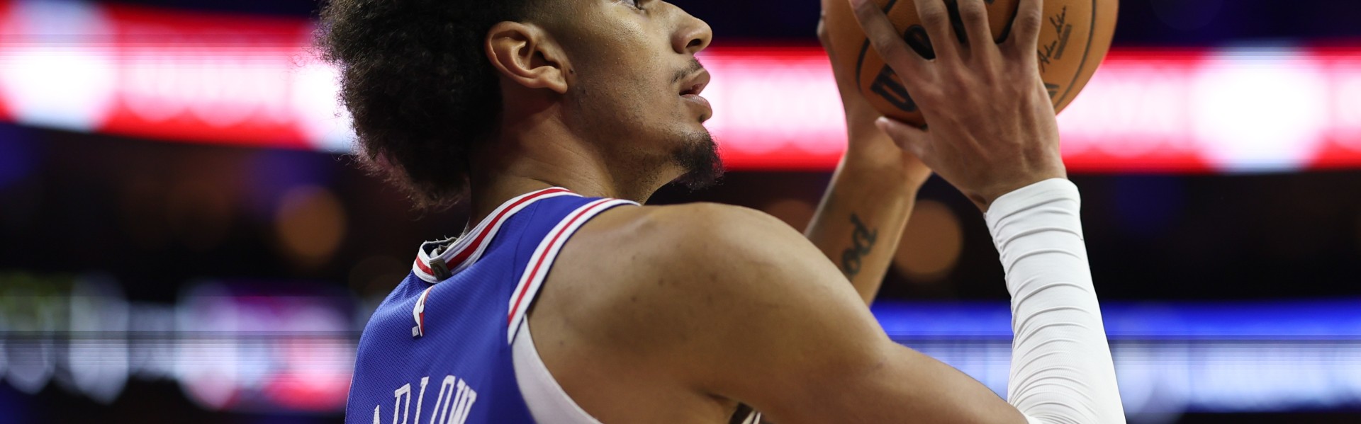 kaiyun体育-火力压制！巴洛反击一马当先起飞暴扣 76人下半场13-2打停太阳