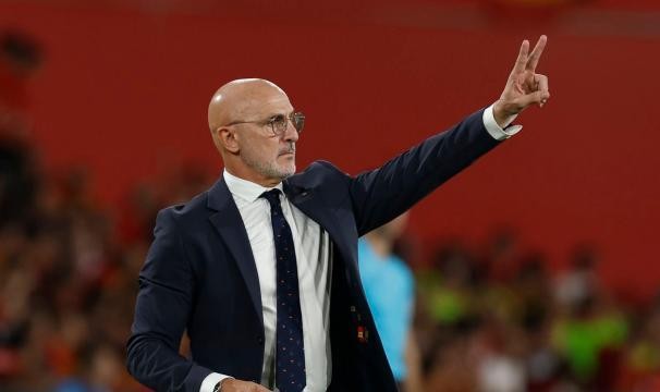 官方：西足协与德拉富恩特续约至2026年