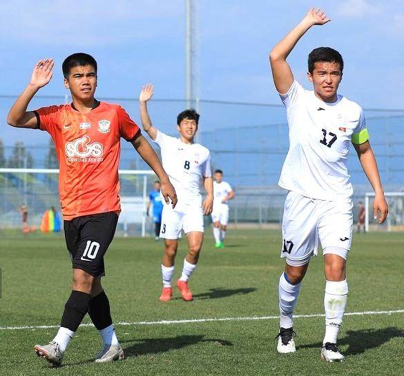 1677246509292051456.jpg 吉尔吉斯国青(白色上衣)终于取得热身赛首胜.jpg